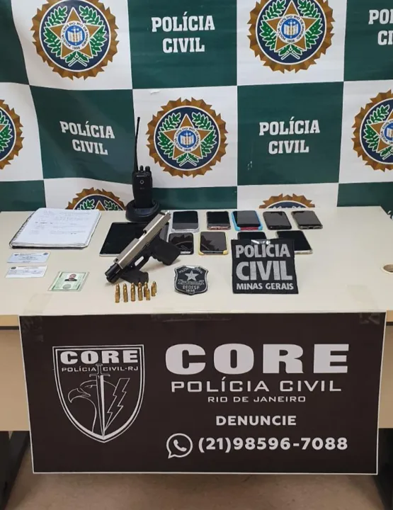 Agentes apreenderam arma, celulares, documentos  e caderno de anotações do tráfico