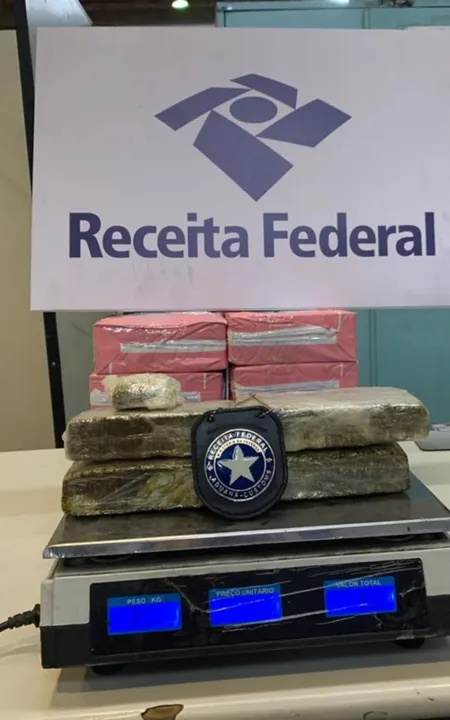 Nos Correios , drogas são encontradas dentro de encomendas postais