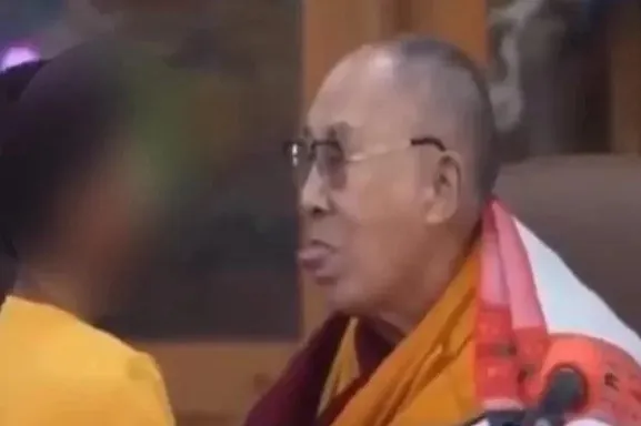 Dalai Lama colocou língua para fora durante evento