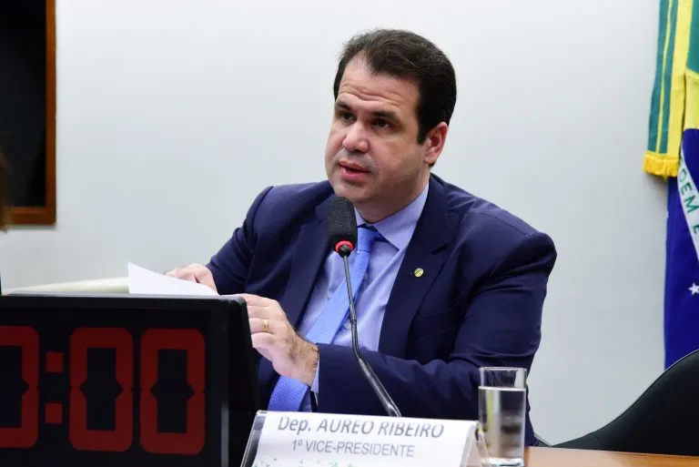 O autor da proposta, deputado Aureo Ribeiro
