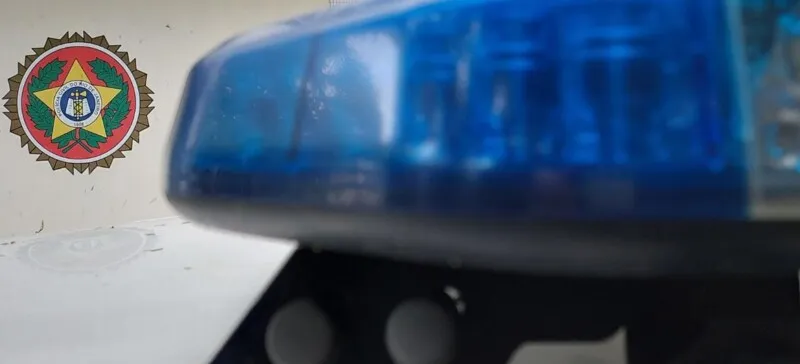 Policiais militares preservaram o local e acionaram agentes da Divisão de Homicídios de Niterói, Itaboraí e São Gonçalo (DHNISG)