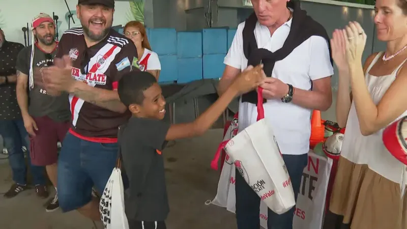 A doação de equipamentos de treinos aconteceu no Campo da Arena do Tuiuti.