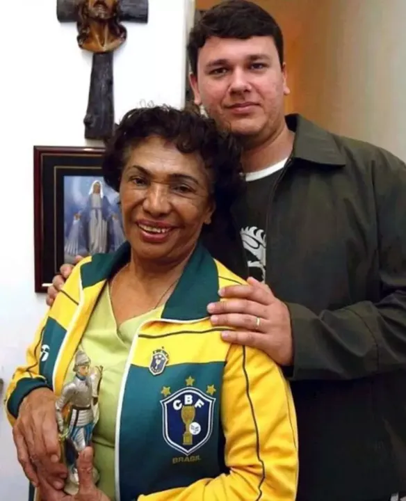 Joana Zeferino da Paz, conhecida como Dona Vitória, fez gravações que ajudaram a polícia a realizar diversas prisões. Ao lado dela o jornalista Fábio Gusmão
