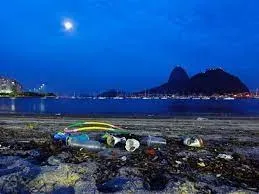 Todo dia, 25 tratores são acionados para remover os resíduos que ficam na areia