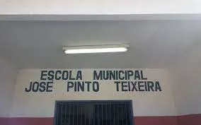 Um armarinho feito de madeira revestida por papéis coloridos atrai os olhares dos visitantes