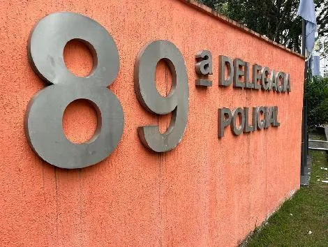 As investigações demonstraram que a organização criminosa que atua em Resende possui um sítio na área rural do município onde funcionava uma refinaria de drogas