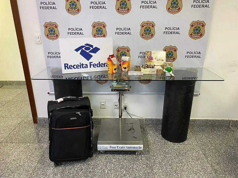 A Polícia Federal foi acionada para acompanhar a abertura da bagagem e se encarregará da investigação