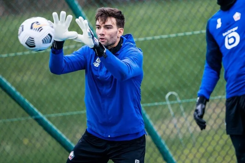 Contratado para defender o Vasco por três anos, goleiro estava jogando na Europa desde 2019