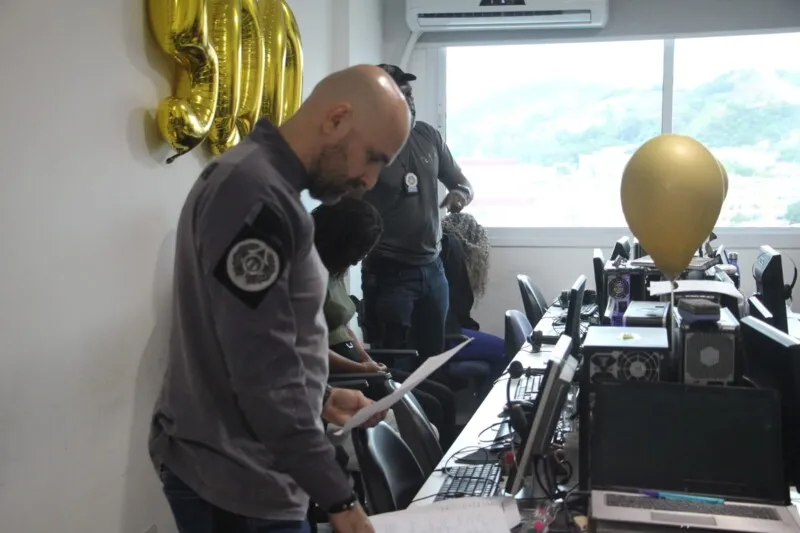 A "empresa" funcionava em três salas localizados no sétimo andar de um famoso prédio comercial no bairro Jardim Alcântara