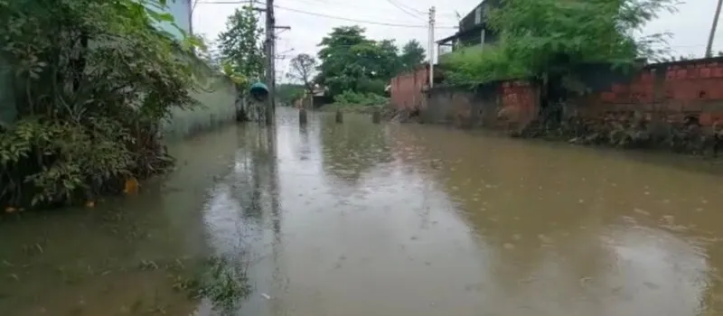 Água demora a escoar no bairro causando transtornos