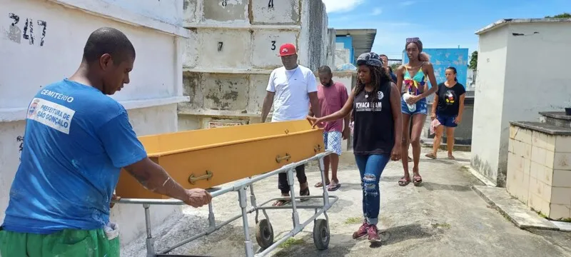 Cerca de 30 amigos e familiares estiveram no sepultamento da jovem, que aconteceu às 11h