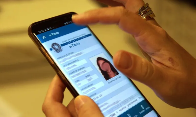 A solicitação do primeiro título eleitoral pode ser feita pela internet, pelo Autoatendimento do Eleitor