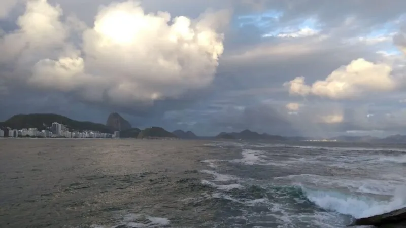 No sábado e no domingo de Páscoa, a previsão é de pancadas de chuvas e trovoadas em pontos isolados do Rio, devido ao deslocamento de áreas de instabilidade do Sul.