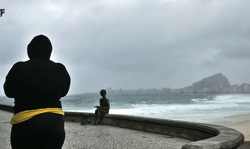 Frente fria chega ao Rio, na madrugada desta quarta-feira (10), despencando as temperaturas em todo o estado, com máxima de 27 graus e mínima de 22 graus. A previsão é que ela permaneça até domingo.