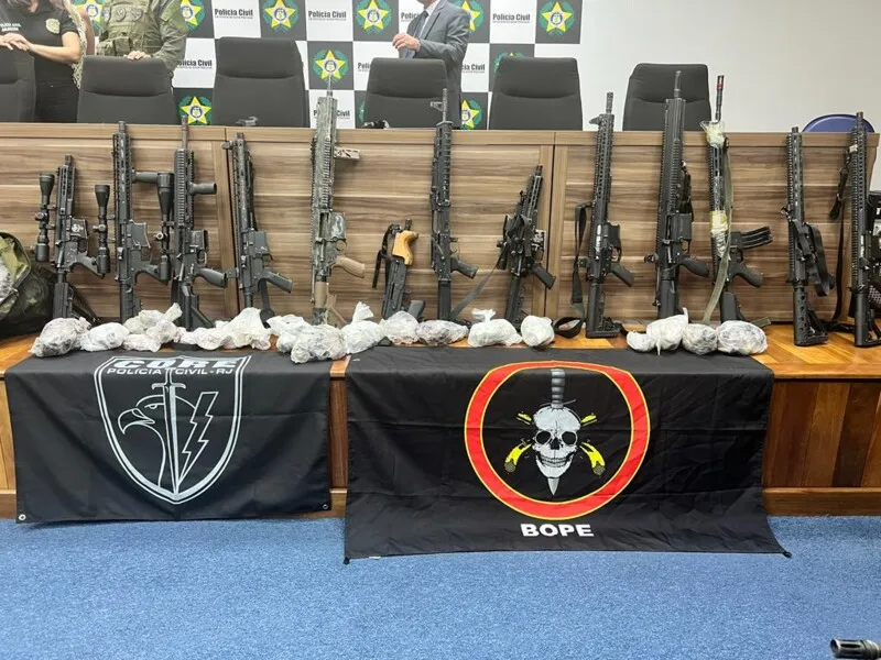 Os armamentos foram apresentados durante entrevista coletiva dos responsáveis pela operação
