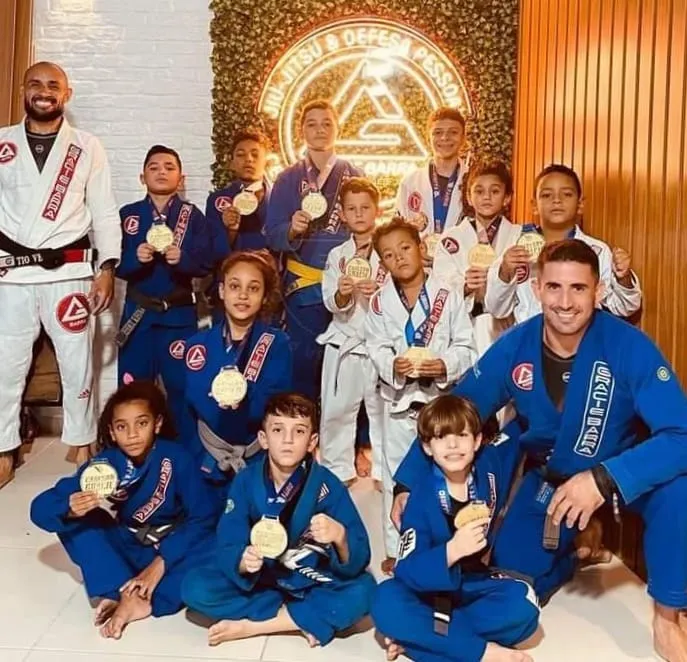 Na imagem, 12 dos 13 atletas e os professores da escola gonçalense