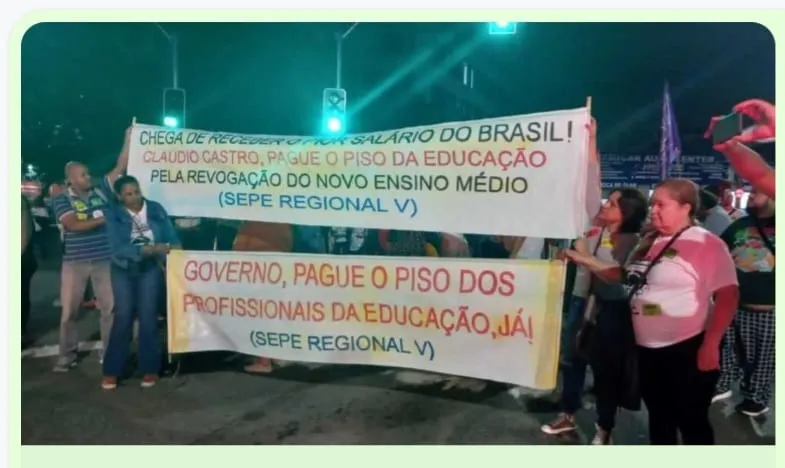 De acordo com o Sepe, o sindicato dos profissionais da Educação, o Governo apresentou uma proposta que não contempla todos os professores. O plano do governo não é uma incorporação do piso e sim um reajuste dos salários que estão abaixo do piso