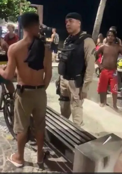 Um vendedor foi conduzido para a 14ª DP ( Leblon ) por ter jogado um banco de ferro contra um agente.