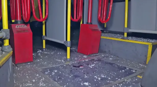 Estilhaços feriram passageiros e motorista