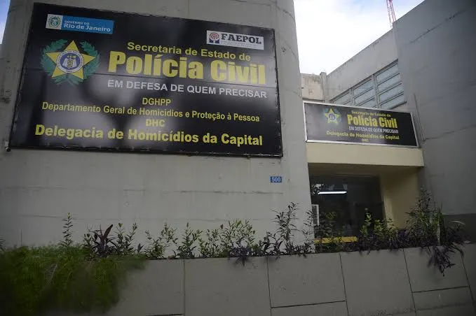 A área foi isolada pelos policiais para perícia e a Delegacia de Homicídios da Capital (DHC) foi acionada