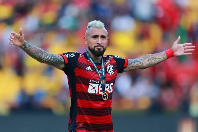 Em declaração polêmica, Vidal se oferece para jogar por time chileno