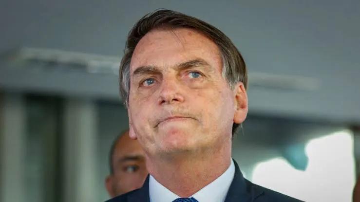 Por conta das investigações, o sigilo imposto por Bolsonaro no cartão pode demorar a cair