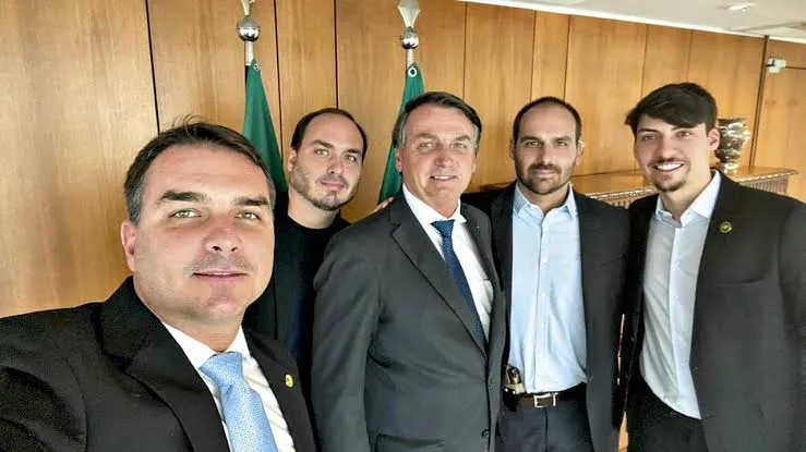 O senador Flávio Bolsonaro (PL) foi o filho que mais visitou o local, com 301 registros de entrada