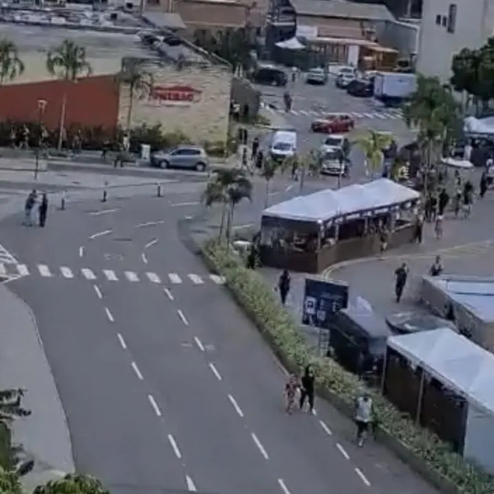Imagem mostra correria na área externa do Shopping Nova América