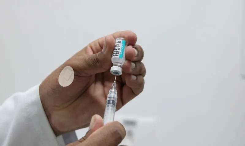 O Rio começou, em 9 de janeiro, a aplicar a dose de reforço nessa faixa etária para aqueles que tivessem tomado a segunda dose há pelo menos quatro meses