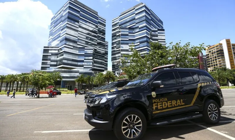 A operação desta quarta-feira conta com equipes de policiais federais e militares do Exército Brasileiro