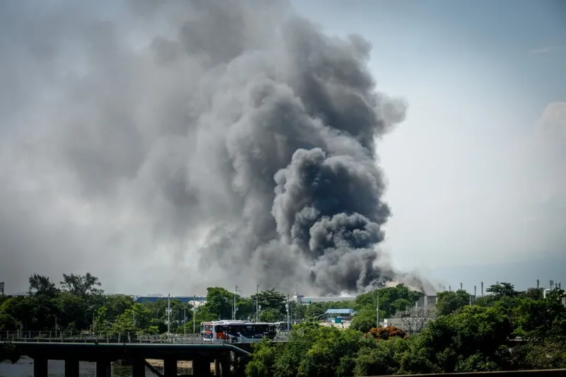 Fogo atinge galpão próximo ao terminal de carga