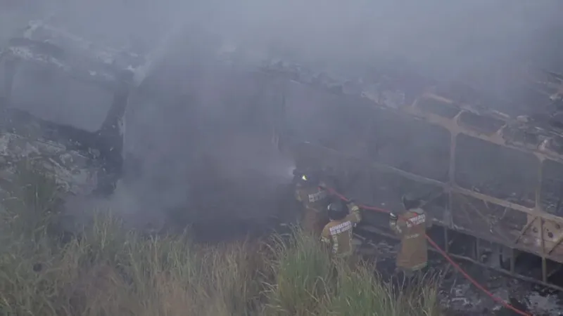 Quatro quartéis de bombeiros foram acionados para combaterem as chamas