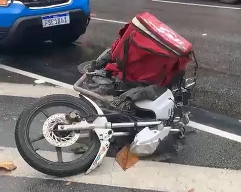 Vítima sofreu uma queda de moto próximo ao Praia Clube