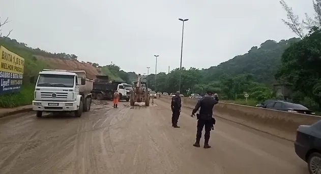 Pista foi interditada parcialmente na manhã desta terça (14)