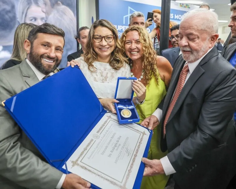 A homenagem foi uma proposta do deputado estadual Giovani Ratinho (SDD-RJ)