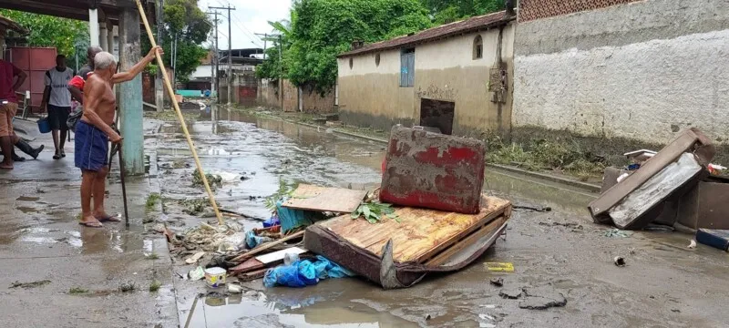 Água chegou a uma altura de 2 metros