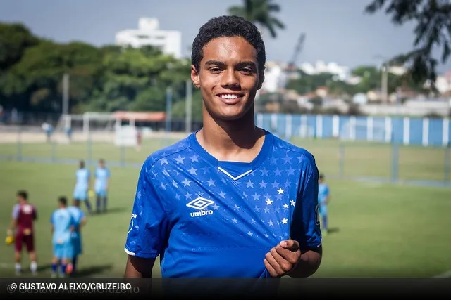 João Mendes , de 18 anos , vai jogar no Barcelona , clube espanhol