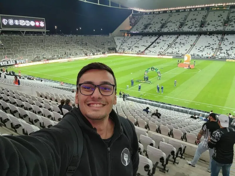 Segundo o repórter , ele estava trabalhando na tribuna de imprensa do estádio, quando foi agredido