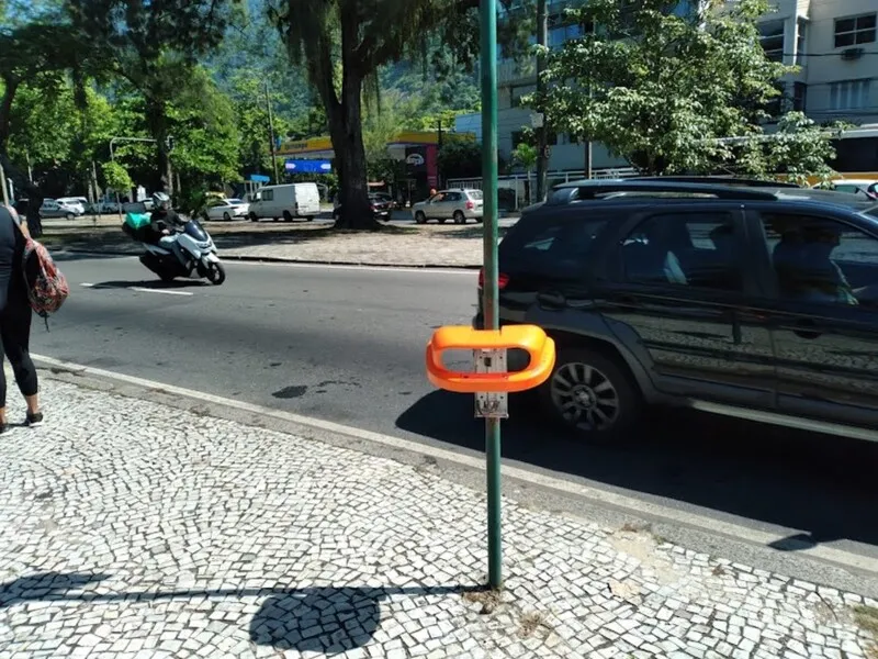 O que restou de uma lixeira da Comlurb