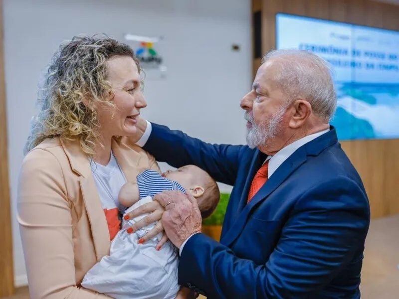 Lula e Janja visitam família de guarda municipal petista morto por policial bolsonarista