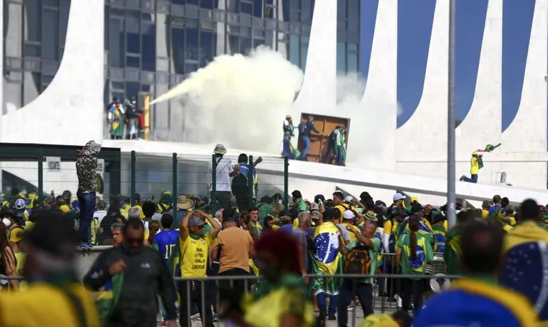 Sedes dos três poderes foram invadidas e depredadas no último domingo (09/01)