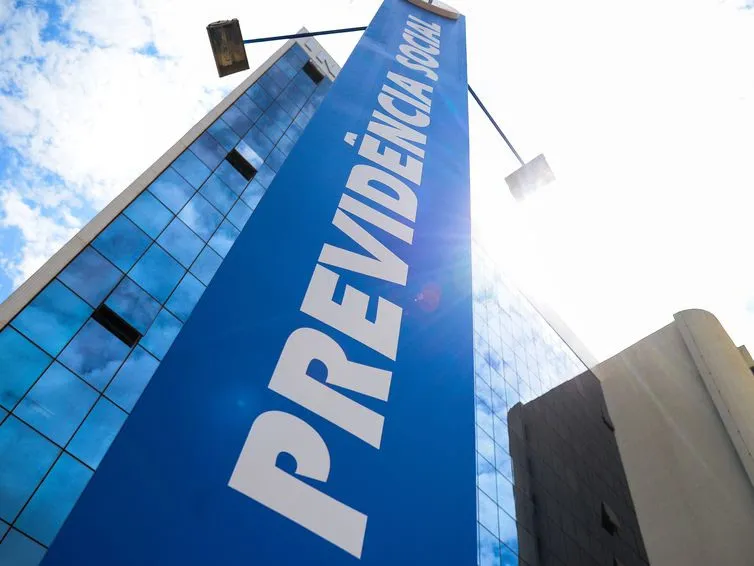 Os bancos afirmam que não tem condições de pagarem os custos de captação de clientes com as novas taxas determinadas pelo órgão ligado ao Ministério da Previdência