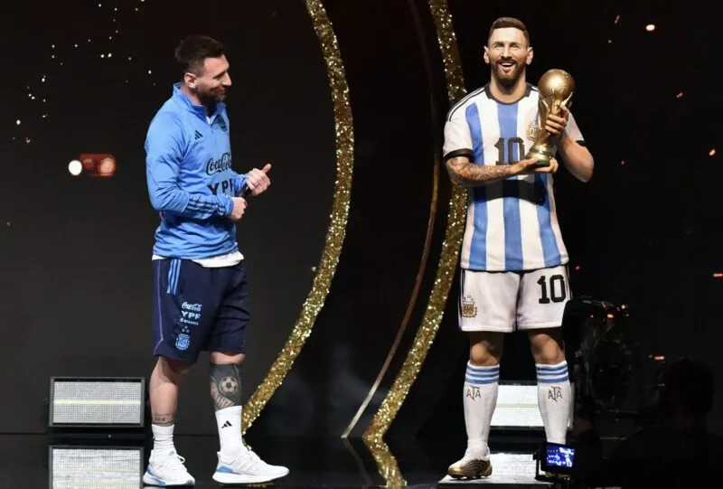 Messi é presenteado com uma estátua que ficará ao lado de Pelé e Maradona na sede da Conmebol