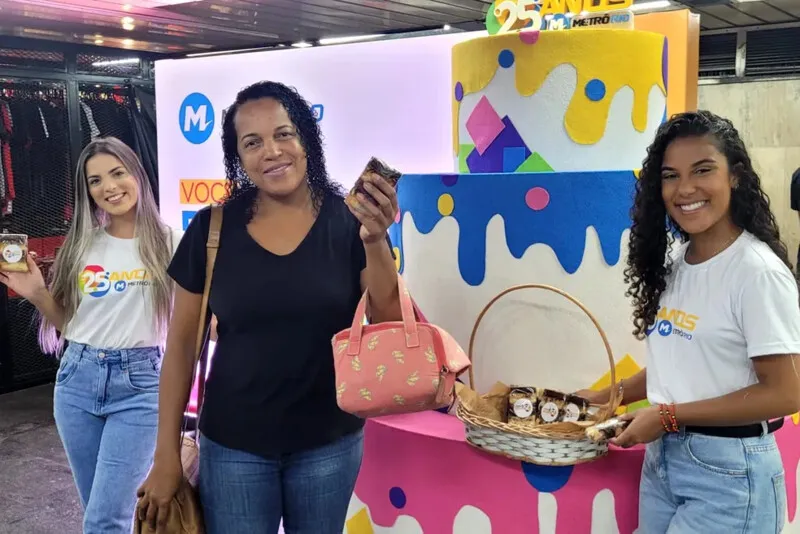 MetrôRio comemora 25 anos de concessão, distribuindo fatias de bolo aos passageiros na estação da Central do Brasi