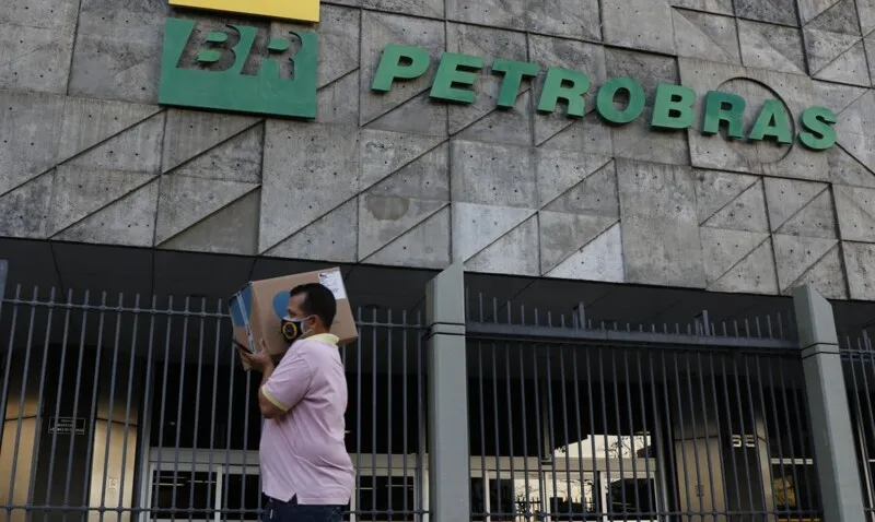 A Petrobras também assinou um acordo semelhante no ramo de gás natural, com o compromisso de se desfazer de ativos, incluindo a Transportadora Brasileira Gasoduto Bolívia-Brasil