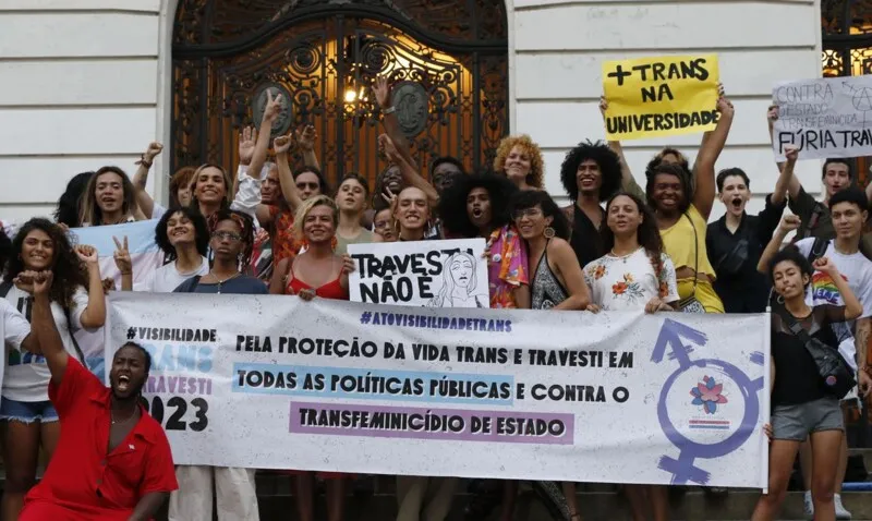 Visibilidade trans: ato reúne manifestantes no centro do Rio