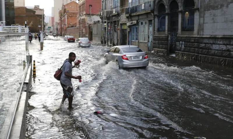 A prefeitura alerta que a previsão de alto volume de chuva já começa a partir de hoje