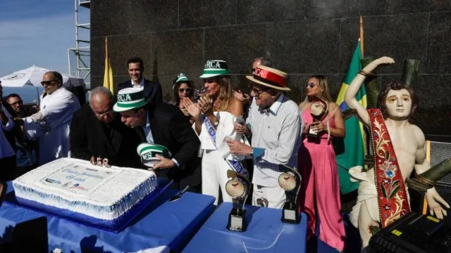 Ao final da missa , um bolo foi trazido para o tradicional parabéns para a cidade