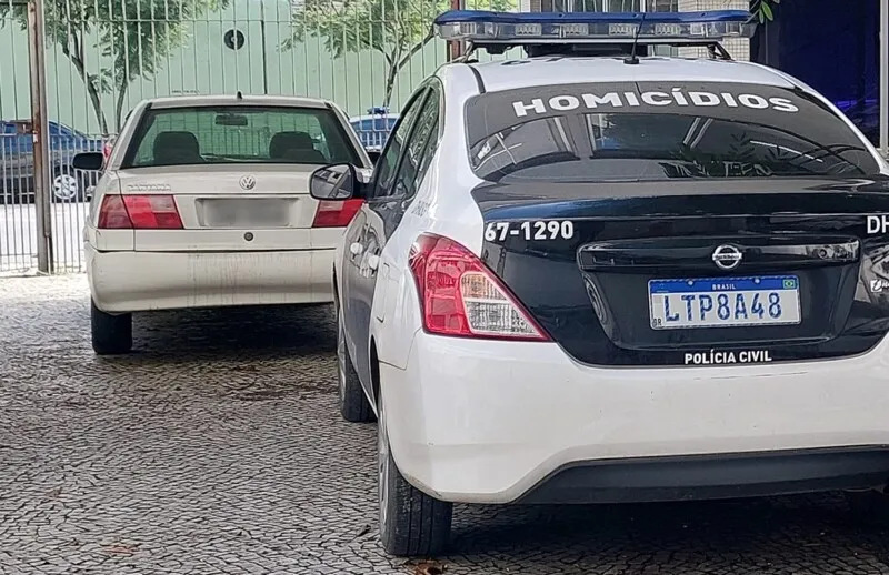 A vítima, que teve o nome preservado pela polícia, foi encontrado com marcas de tiros, sentado no banco do motorista