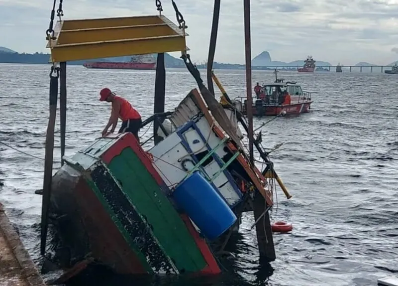 Bombeiros rebocaram a embarcação que virou no último domingo (5)